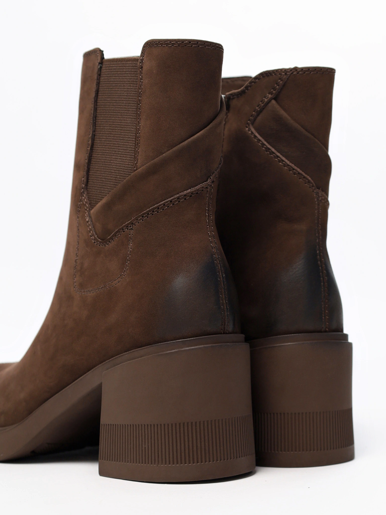 Ботильоны коричневого цвета на высоком широком каблуке